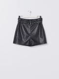 Pantaloni scurți din imitație de piele, cu curea dublă - negru - SINSAY - small1