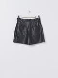 Pantaloni scurți din imitație de piele, cu curea dublă - negru - SINSAY - small3