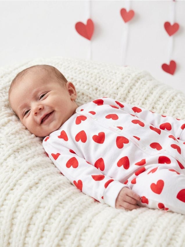 Sinsay - Bawełniany pajacyk ze wzorem w serca - biały