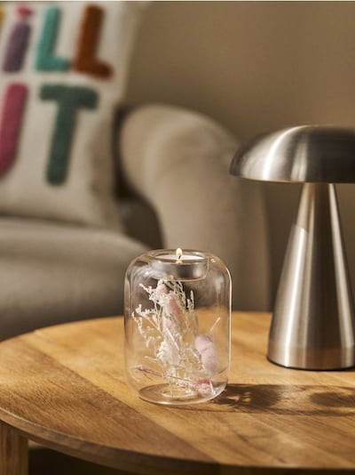 Прозорий свічник із сухоцвітами