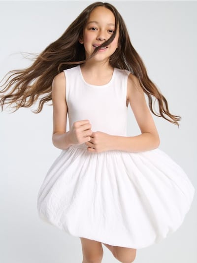 Φόρεμα με σούρες στο τελείωμα