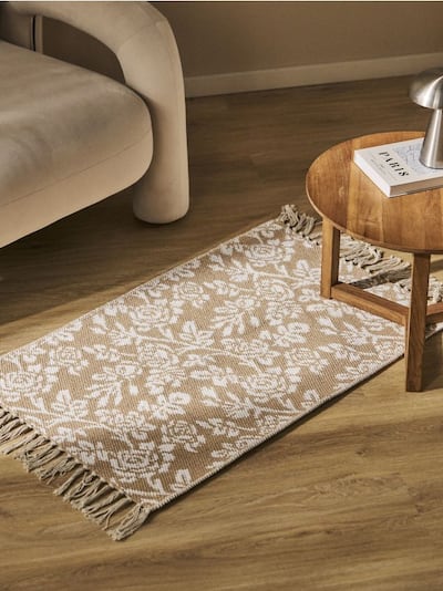 Dywan z kwiatowym wzorem i frędzlami