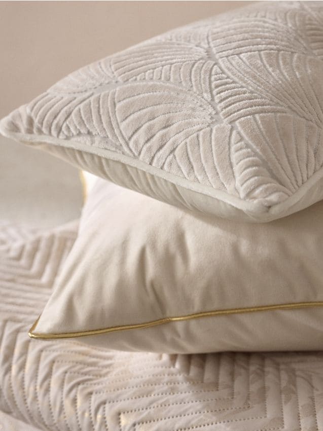 Sinsay - Pernă decorativă cu model embosat - nude