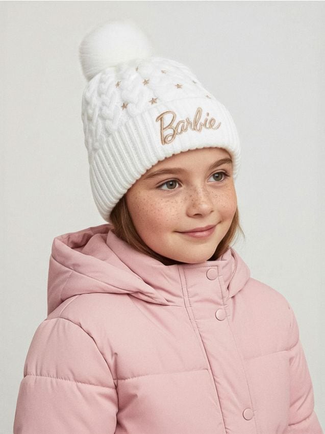 Sinsay - Căciulă cu ciucure și inscripție brodată Barbie - crem