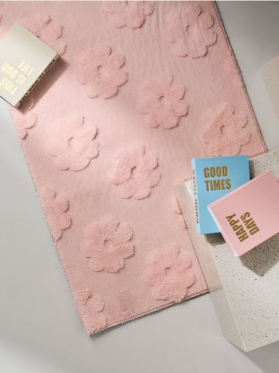 Vaip embosseeritud lillemustriga