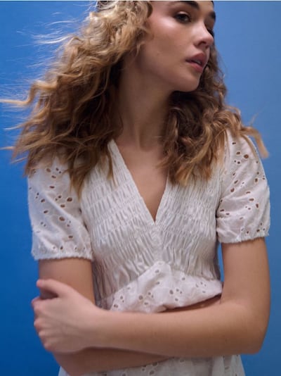 Bawełniana ażurowa sukienka midi z marszczeniem