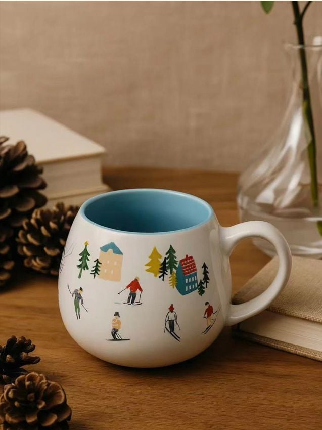Sinsay - Cană de iarnă din ceramică de piatră cu motiv de schi - multicolor