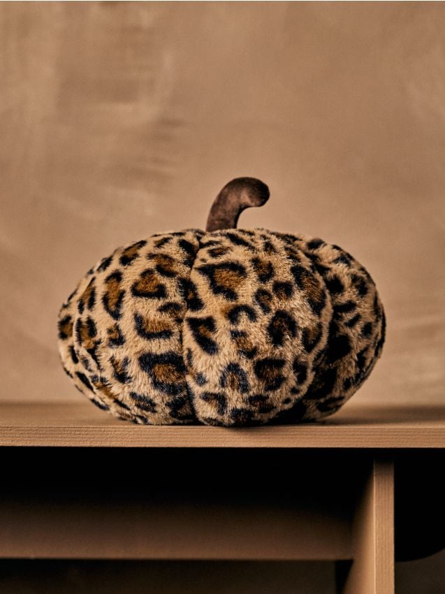 Sinsay - Pernă decorativă în formă de dovleac cu imprimeu leopard - cafeniu