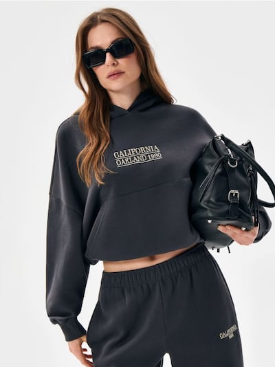 Суитшърт с качулка и бродерия