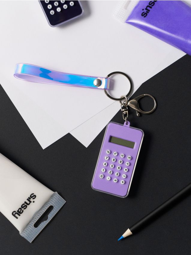 Sinsay - Breloc cu calculator și labirint pe cealaltă parte - violet-prună