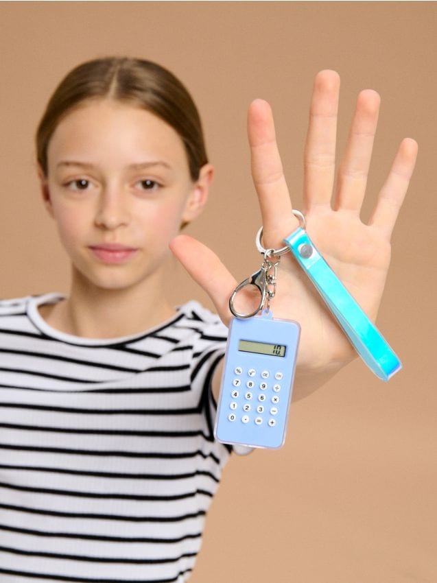 Sinsay - Breloc cu calculator și labirint pe cealaltă parte - light blue