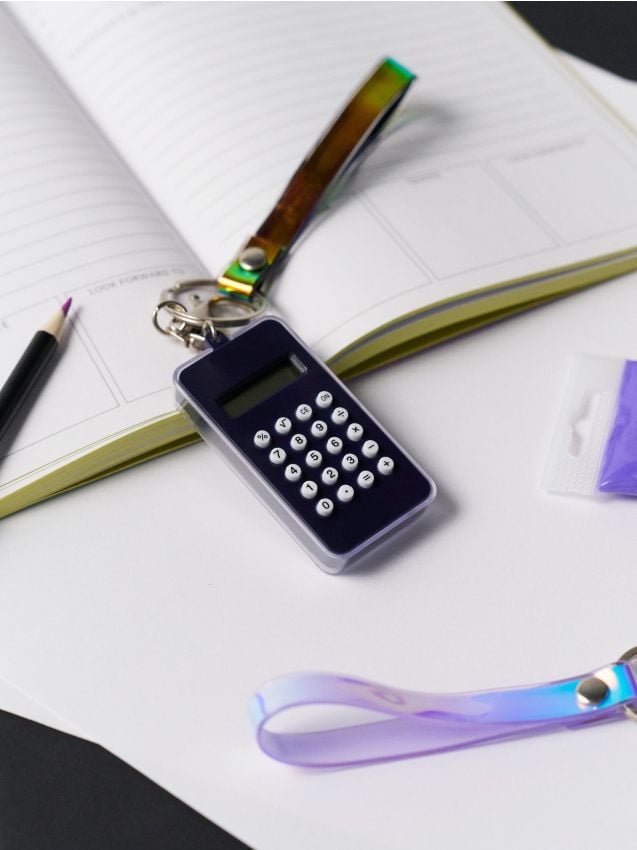 Sinsay - Breloc cu calculator și labirint pe cealaltă parte - bleumarin