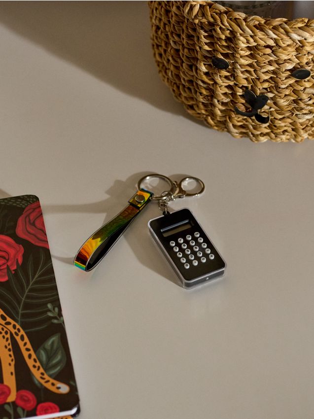 Sinsay - Breloc cu calculator și labirint pe cealaltă parte - negru