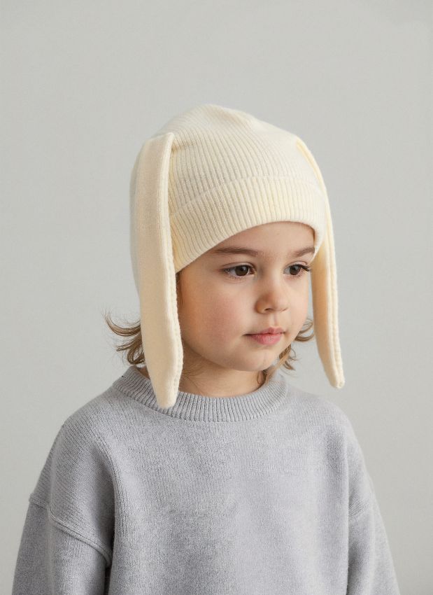 Sinsay - Rebrovaná čiapka s uškami - krémová