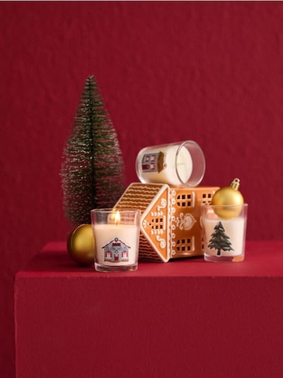 Set aus drei weihnachtlichen Duftkerzen