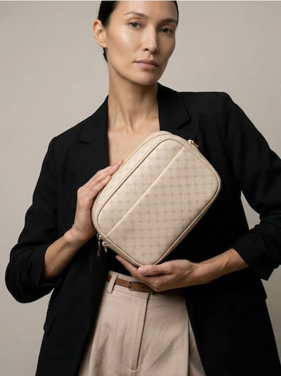 Torba tipa camera bag sa monogramom
