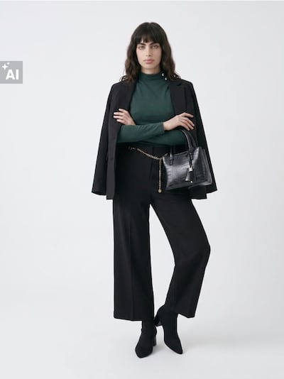Pamučna bluza s uspravnom kragnom i cirkonima na ramenu
