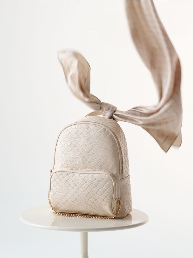 Sinsay - Rucsac cu model matlasat și lanț auriu - crem