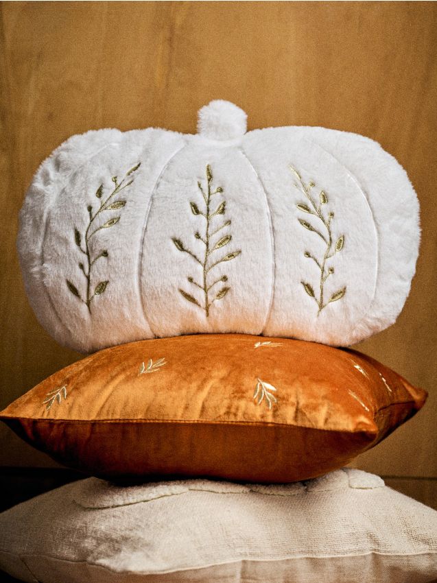 Sinsay - Perna decorativă în formă de dovleac cu broderie - crem
