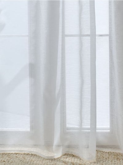 Delikatna firana na taśmie