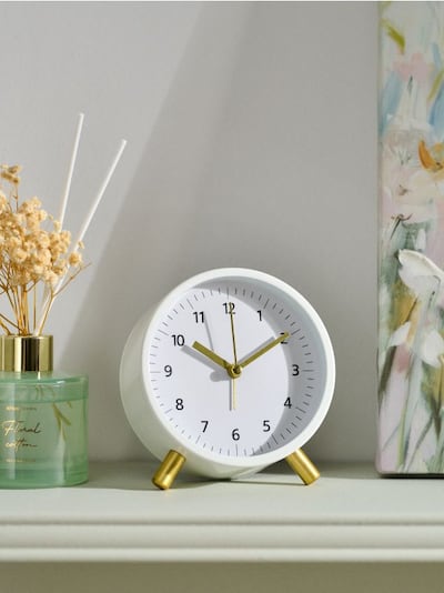 Budilka z zlatnimi elementi