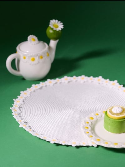 Namizni podstavek z motivom marjetic