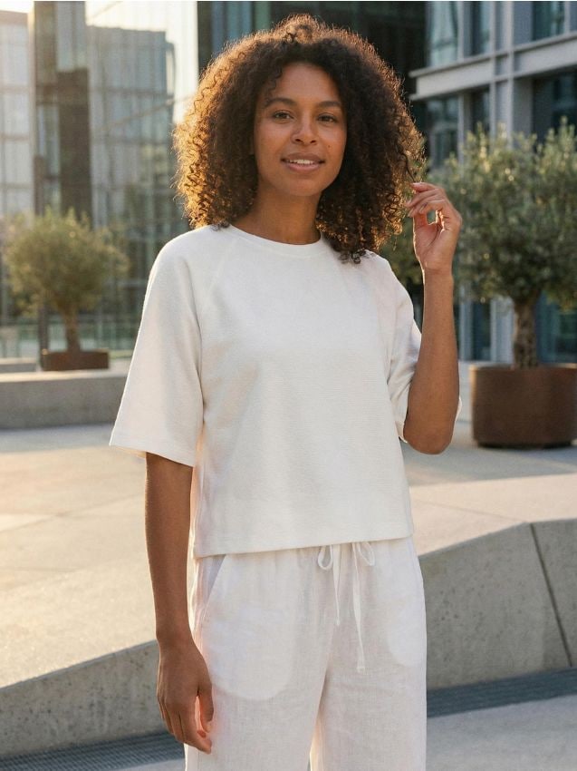 Sinsay - Hanorac comfort soft touch cu mânecă scurtă și amestec de vâscoză - crem