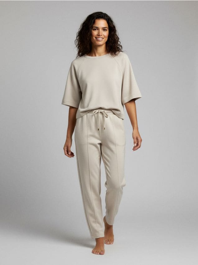 Sinsay - Hanorac comfort soft touch cu mânecă scurtă și amestec de vâscoză - nude