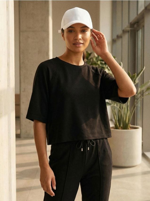 Sinsay - Bluza comfort z krótkim rękawem z dodatkiem wiskozy - czarny