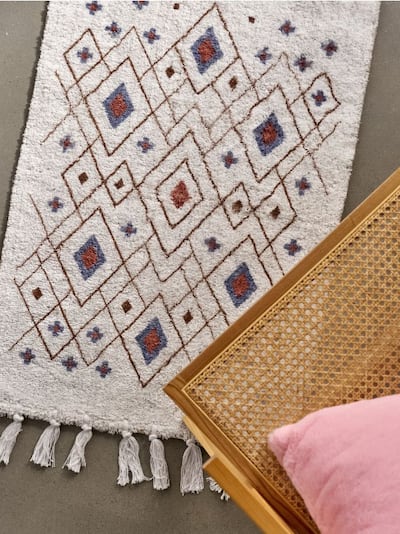 Tepih sa geometrijskim uzorkom