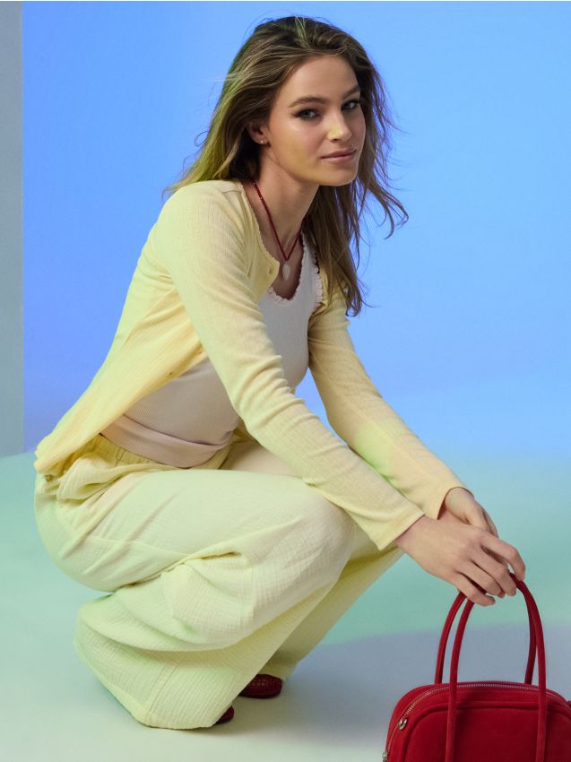 Sinsay - Pantaloni largi din muselină - galben-deschis