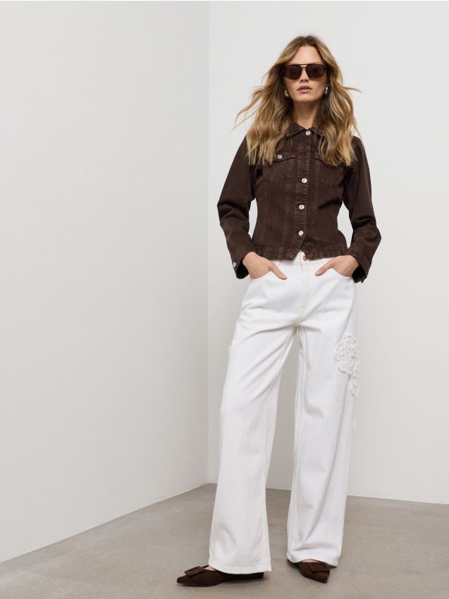 Jeans baggy in cotone con applicazione floreale - panna