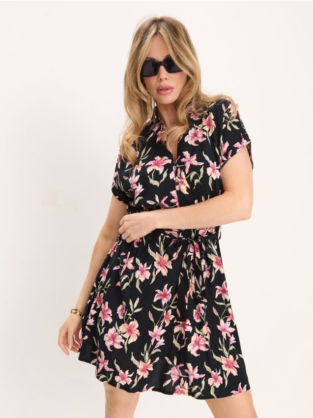 Sinsay - Rochie mini din vâscoză cu curea din material cu imprimeu floral - roz-pastel