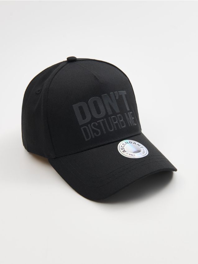 Sinsay - Șapcă de baseball din bumbac cu inscripție brodată - negru