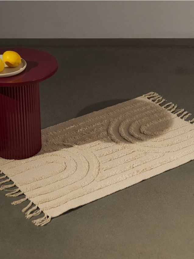 Sinsay - Covor cu model texturat și ciucuri - crem