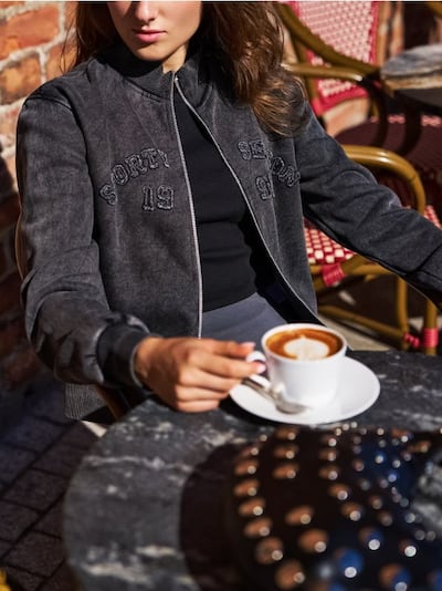 Cipzáras pulóver koptatott hatással