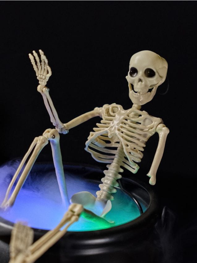 Sinsay - Decorațiune LED de Halloween - schelet într-un ceaun - negru