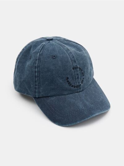 Kapa sa šiltom i izvezenim detaljima