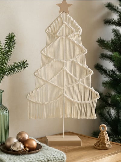 Божиќна декорација во форма на елка