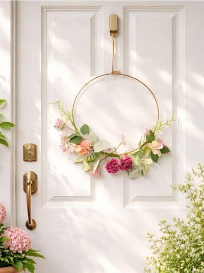 Dekorativer Blumenkranz auf Metallring