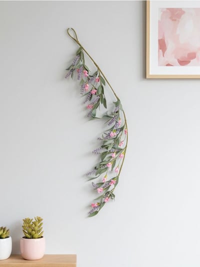 Lihavõtte seinakaunistus okste ja lilledega