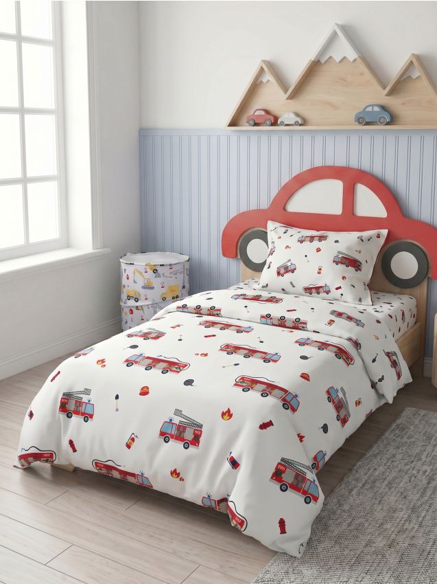Sinsay - Set de lenjerie de pat din bumbac cu cearșaf cu model de camioane de pompieri - roșu