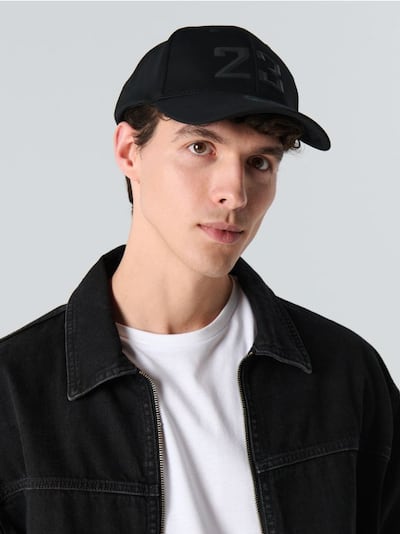 Бейсболка з аплікацією