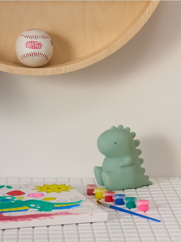 Sinsay - Lumină de noapte LED pentru copii în formă de dinozaur - verde-deschis