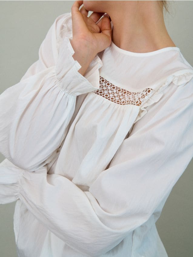 Sinsay - Bluza cu volane și inserție din dantelă - alb