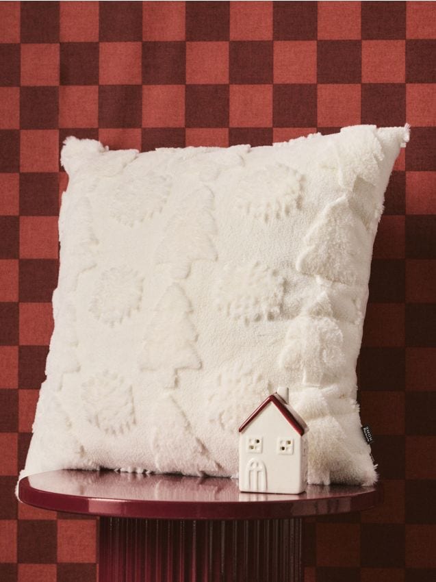 Sinsay - Față de pernă decorativă din blăniță cu model în relief de fulgi de nea și brazi - alb