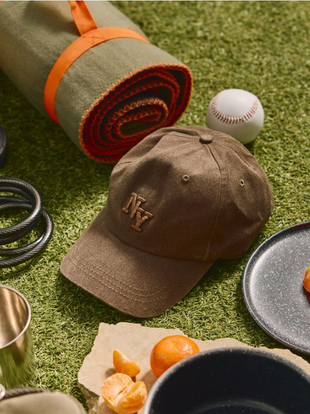 Sinsay - Șapcă cu cozoroc cu broderie - cacao-cu-lapte