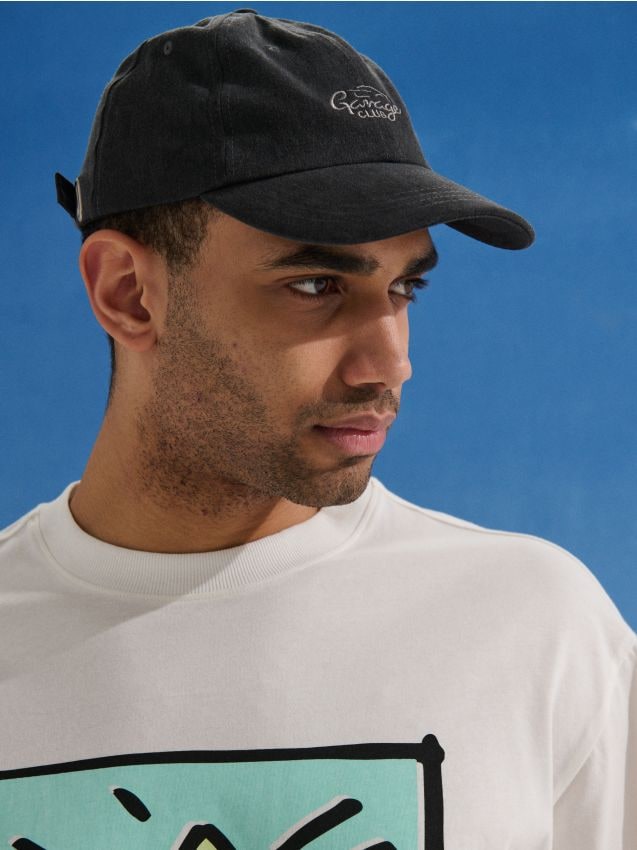 Sinsay - Șapcă cu cozoroc și inscripție brodată Garage Club - negru