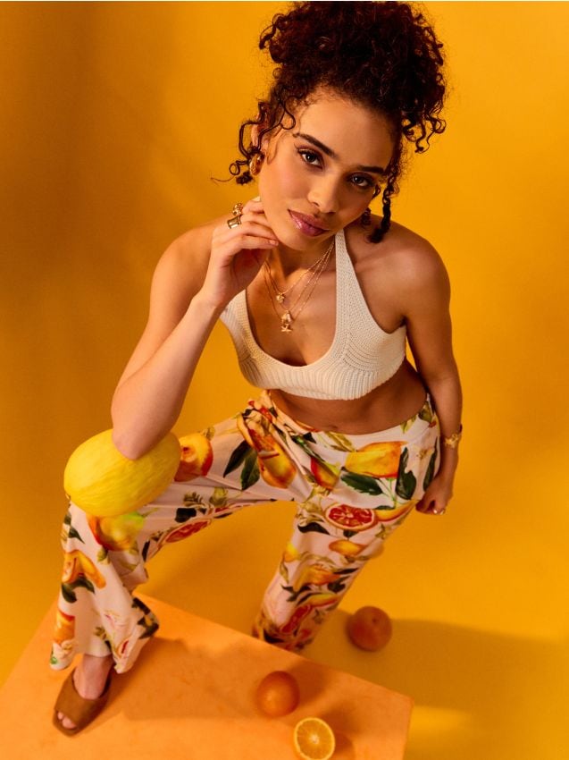 Sinsay - Pantaloni wide leg din vâscoză cu imprimeu de fructe - oranj-deschis