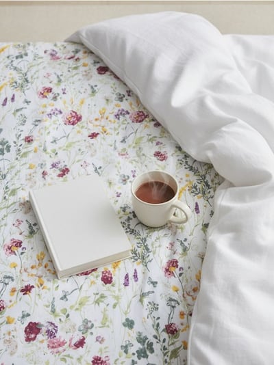 Puuvillane kummiga voodilina lillemustriga